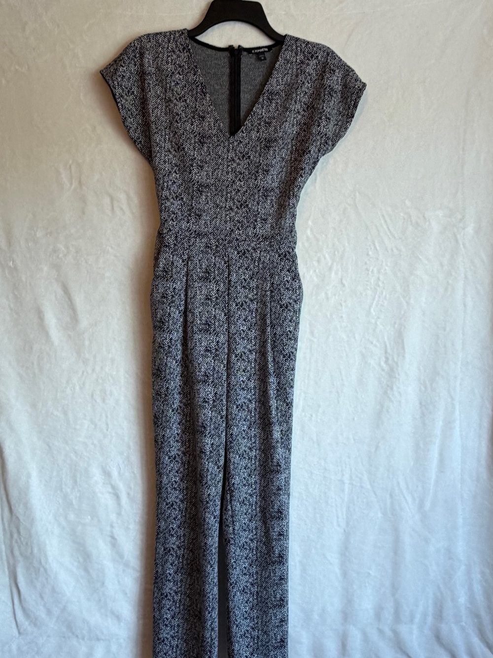 Express Black and White Patterned V-Neck Jumpsuit Women’s XS